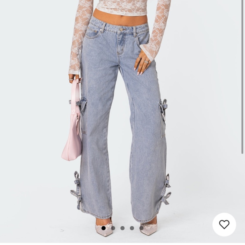 The famous Edikted bow jeans